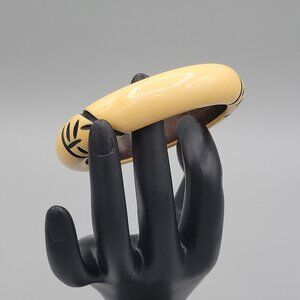Womens Yellow Bakelite Fashion Bangle Bracelet Black Carved Design 7 3/4 in